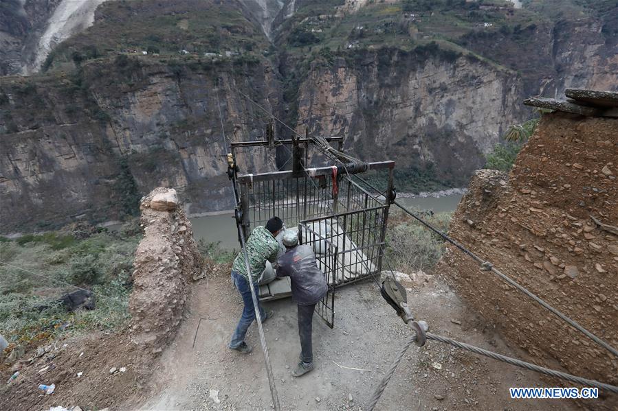 Teleférico sobre o rio Jinshajiang no sudoeste da China encerrará em 2018