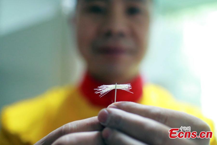 Insólito: Chef chines coloca 42 fios de macarrão em orifício de agulha