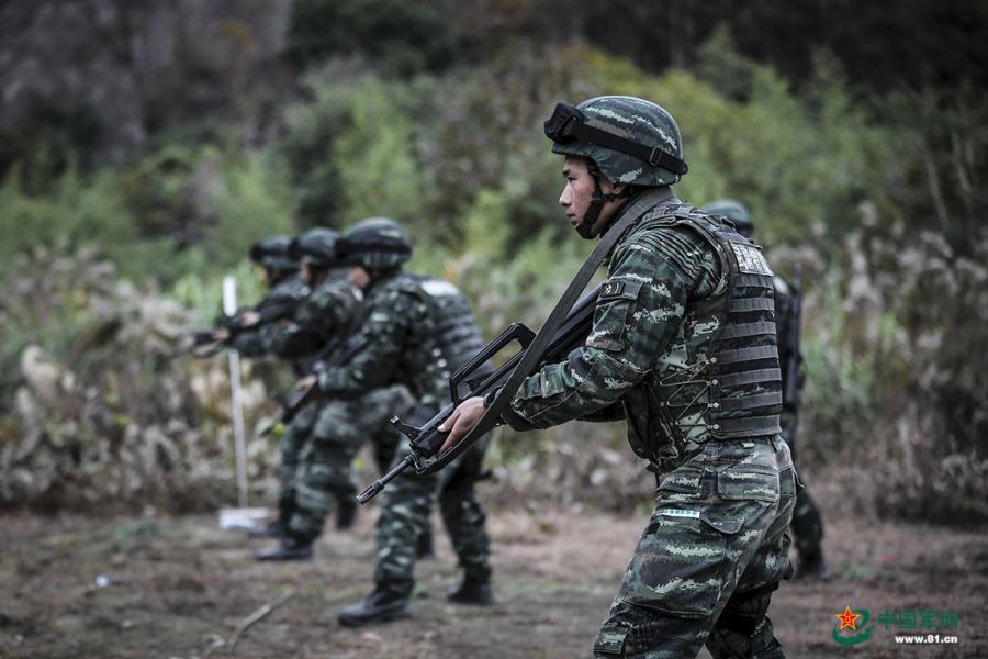 Forças especiais da China realizam treinamento no leste da China