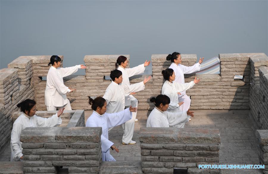 Entusiastas de Tai Chi praticam em Chongqing, no sudoeste da China