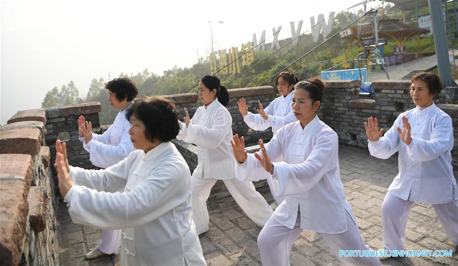 Entusiastas de Tai Chi praticam em Chongqing, no sudoeste da China