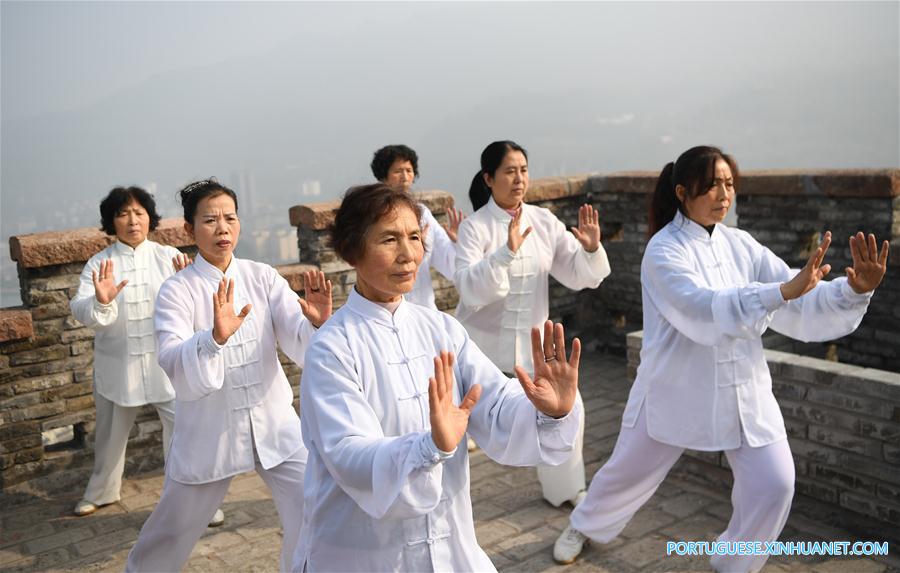 Entusiastas de Tai Chi praticam em Chongqing, no sudoeste da China