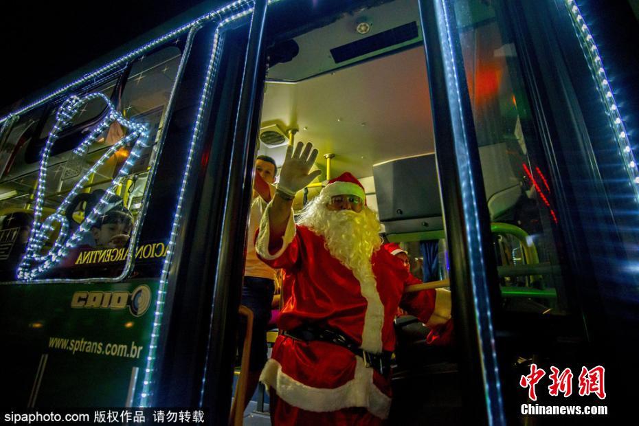 Ônibus decorados iluminam Natal em São Paulo 