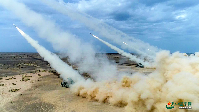 Brigada de artilharia do ELP realiza exercício de manobra no deserto de Gobi