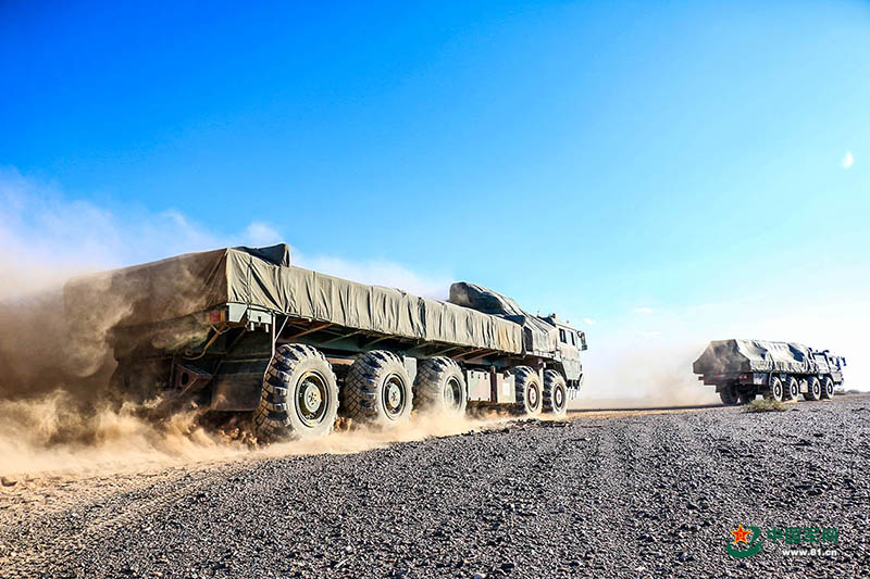 Brigada de artilharia do ELP realiza exercício de manobra no deserto de Gobi