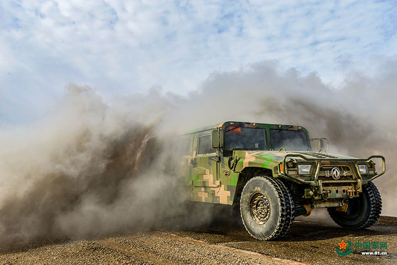 Brigada de artilharia do ELP realiza exercício de manobra no deserto de Gobi