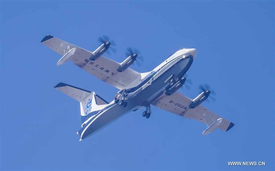 Primeira aeronave anfíbia de grande porte chinesa realiza voo inaugural