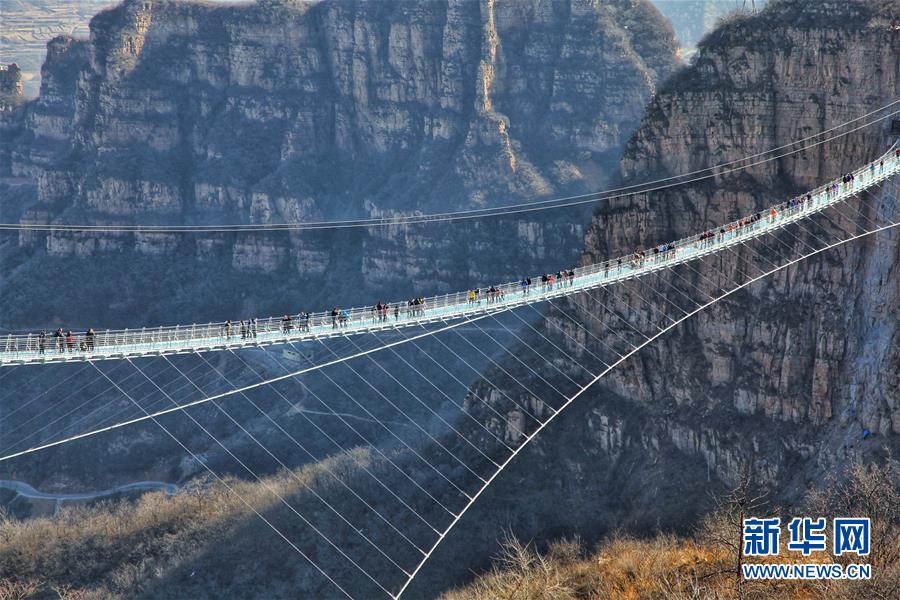 Ponte suspensa de vidro aberta ao público no norte da China