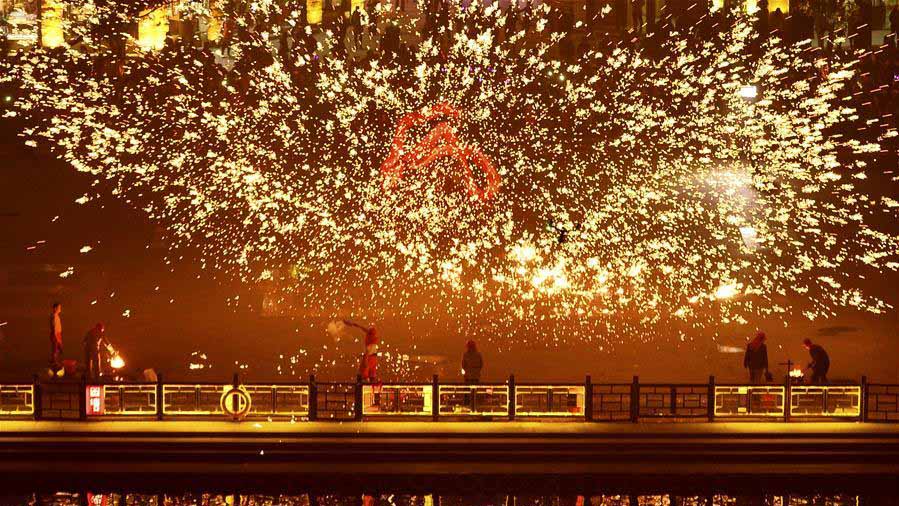 Pessoas interpretam dança do dragão de fogo para celebrar o ano novo em Shandong