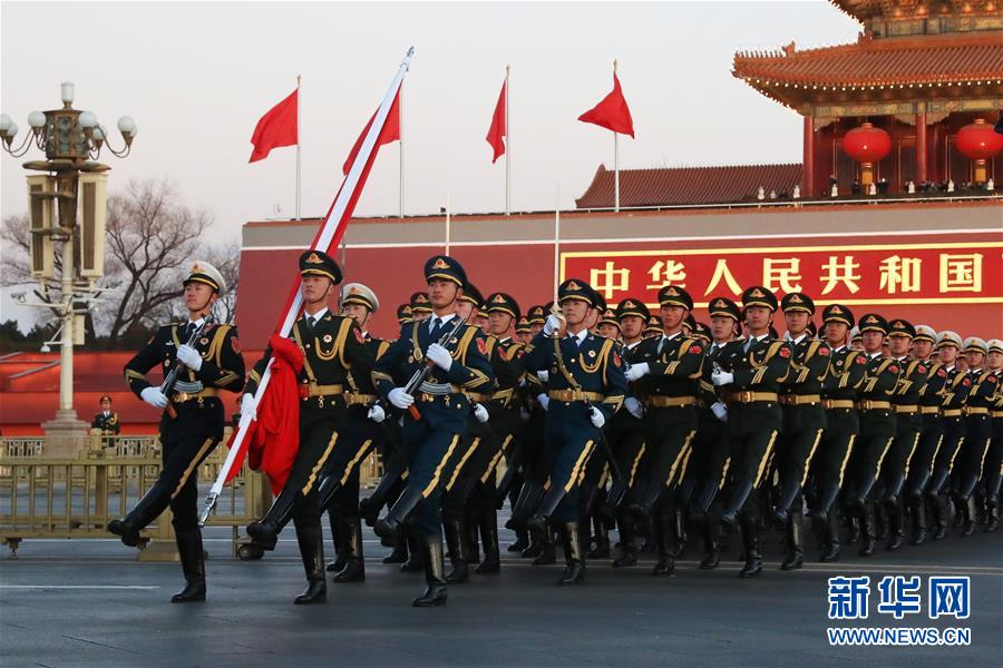 ELP assume deveres de hasteamento de bandeira na Praça Tian'anmen no Ano Novo