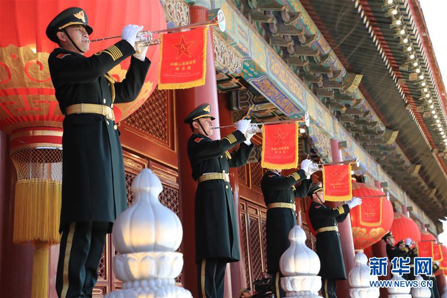 ELP assume deveres de hasteamento de bandeira na Praça Tian'anmen no Ano Novo