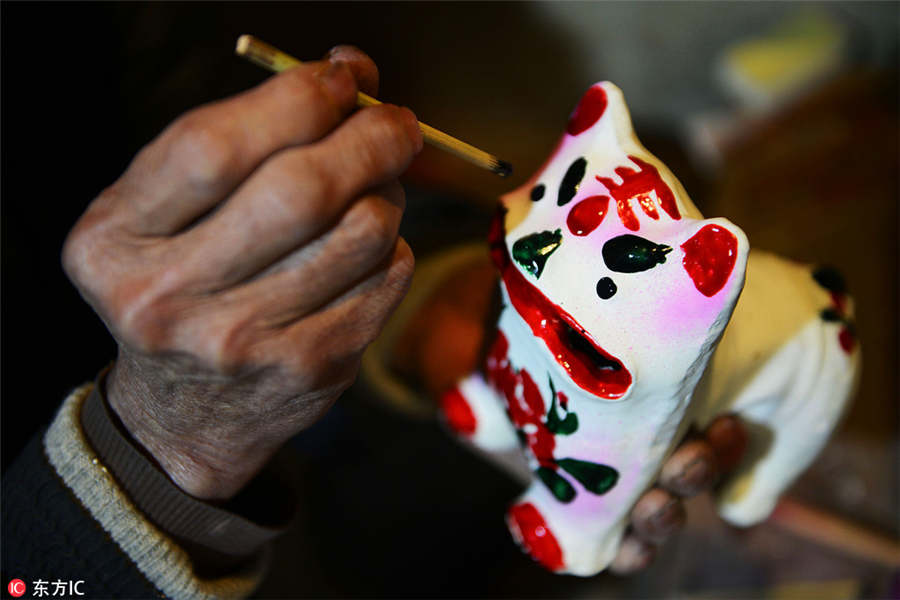 Aldeão de 70 anos dedica-se à pintura em esculturas de argila