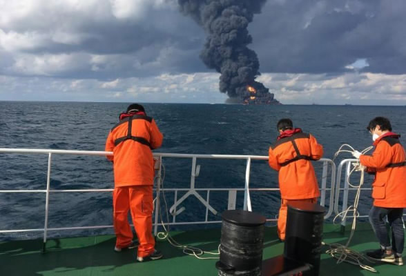 Petroleiro em chamas na costa de Shanghai afunda dias após colisão