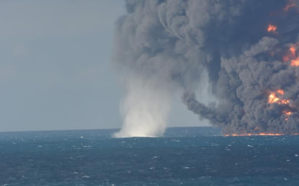 Petroleiro em chamas na costa de Shanghai afunda dias após colisão