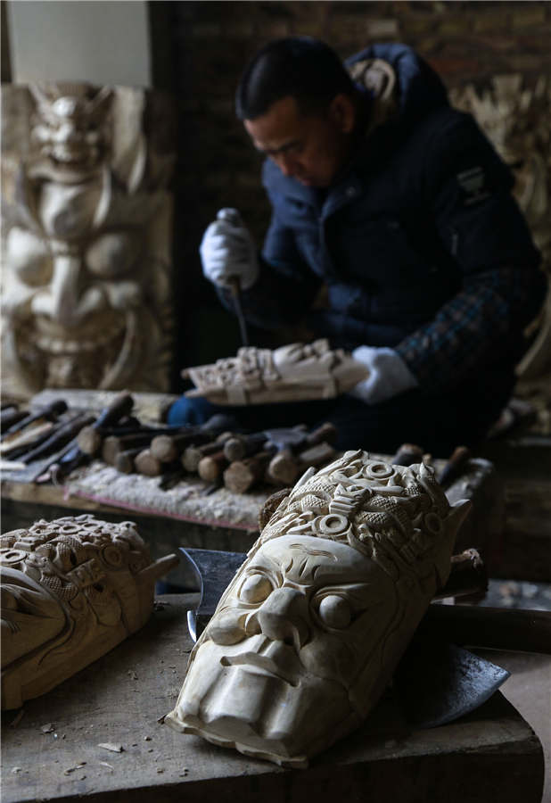 Galeria: Máscaras de madeira da ópera Dixi