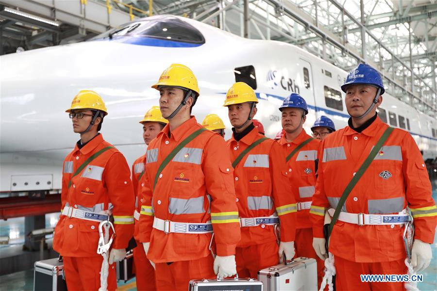 Funcionários do 1º trem da ferrovia Chongqing-Guiyang entram ao serviço