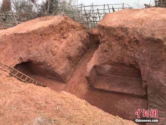 Grupo de tumbas em penhasco da dinastia Han é descoberto na China