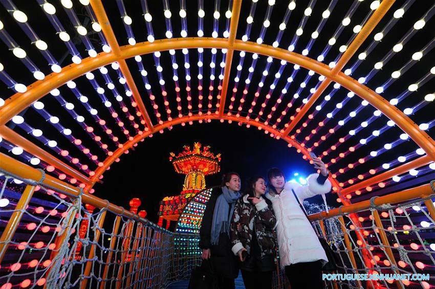 Pessoas apreciam lanternas festivas em Chongqing