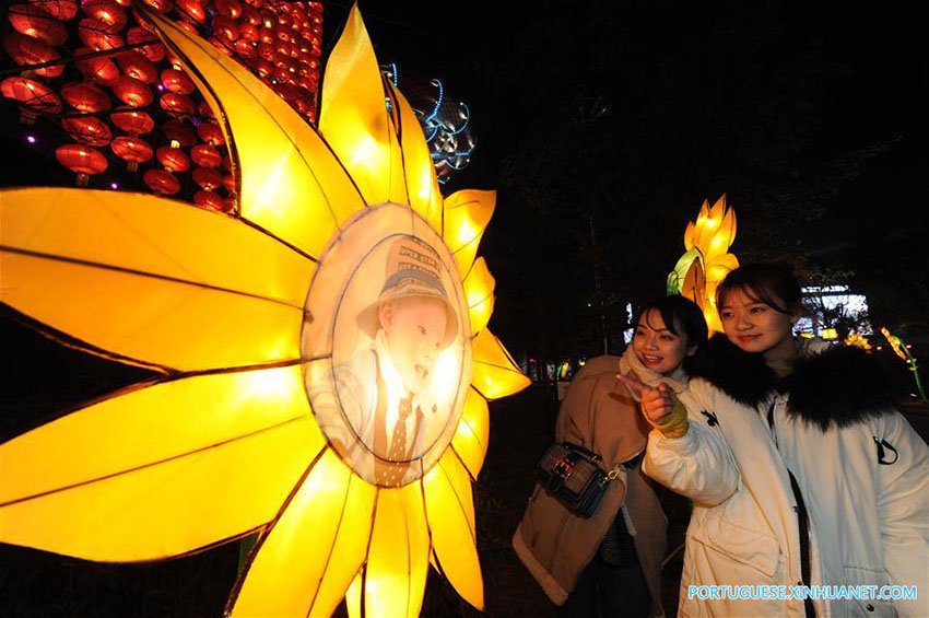 Pessoas apreciam lanternas festivas em Chongqing