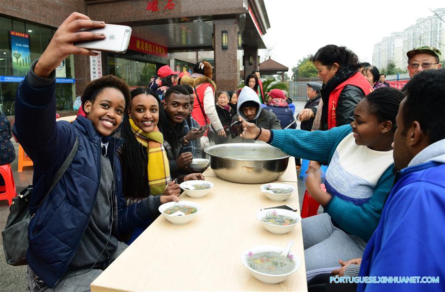 Estudantes estrangeiros degustam mingau Laba em Jiangsu
