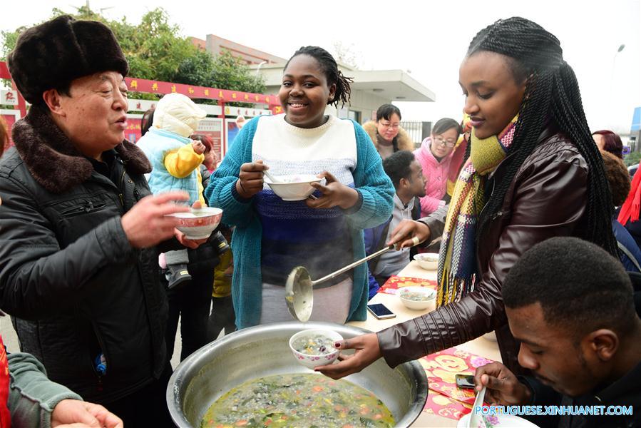 Estudantes estrangeiros degustam mingau Laba em Jiangsu