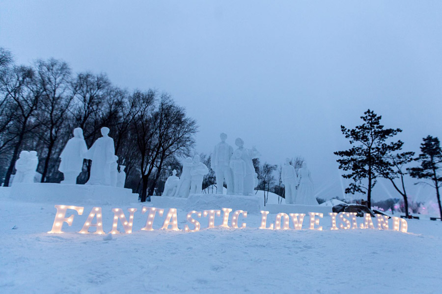 Galeria: esculturas de neve em homenagem a histórias de amor