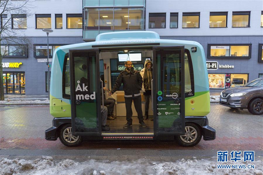 Ônibus sem motorista em operação experimental na Suécia