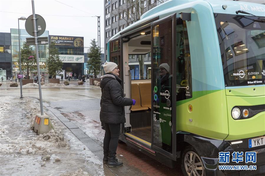 Ônibus sem motorista em operação experimental na Suécia