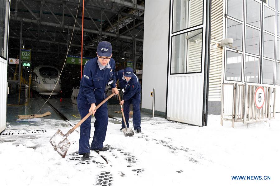 Posto de manutenção em Anhui recebe trens afetados pela tempestade de neve