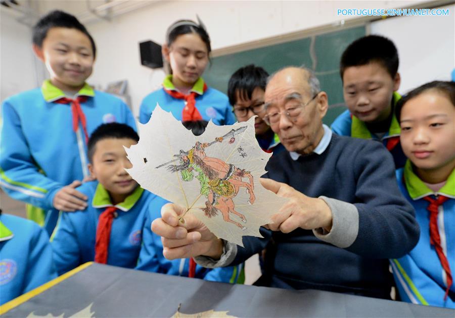 Estudantes aprendem a fazer pinturas em folhas em Hebei