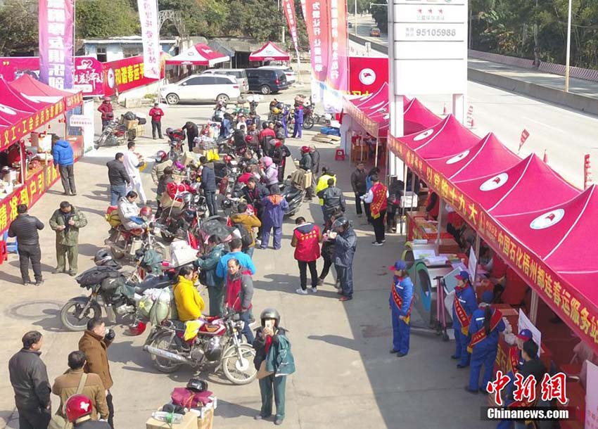 Ano Novo Chinês: Chineses regressam a casa de motocicleta