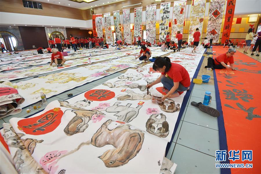 Estudantes de pintura da Malásia realizam atividade comemorativa do Ano Novo do Cão