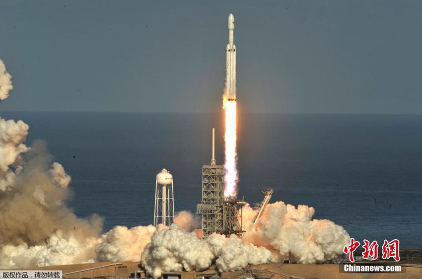 SpaceX lança com sucesso foguete Falcon Heavy