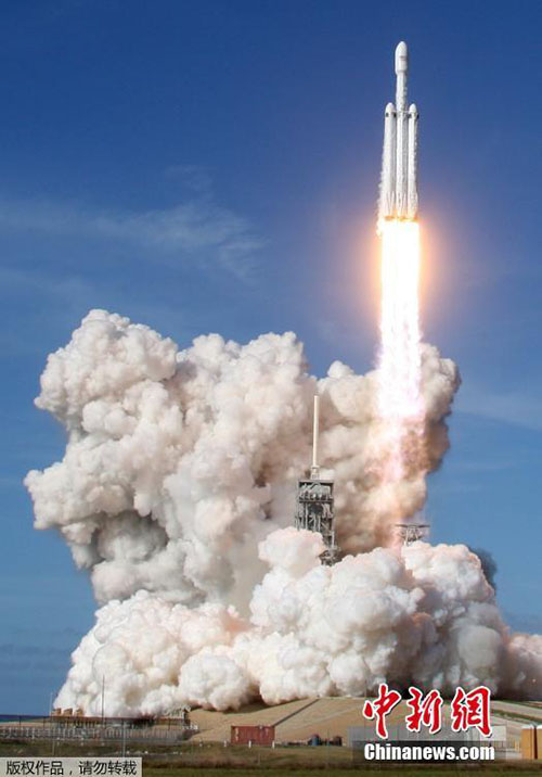 SpaceX lança com sucesso foguete Falcon Heavy