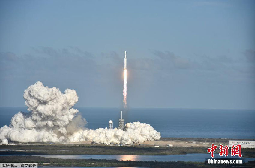 SpaceX lança com sucesso foguete Falcon Heavy