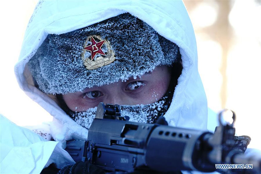 Soldados patrulham fronteira apesar do frio intenso