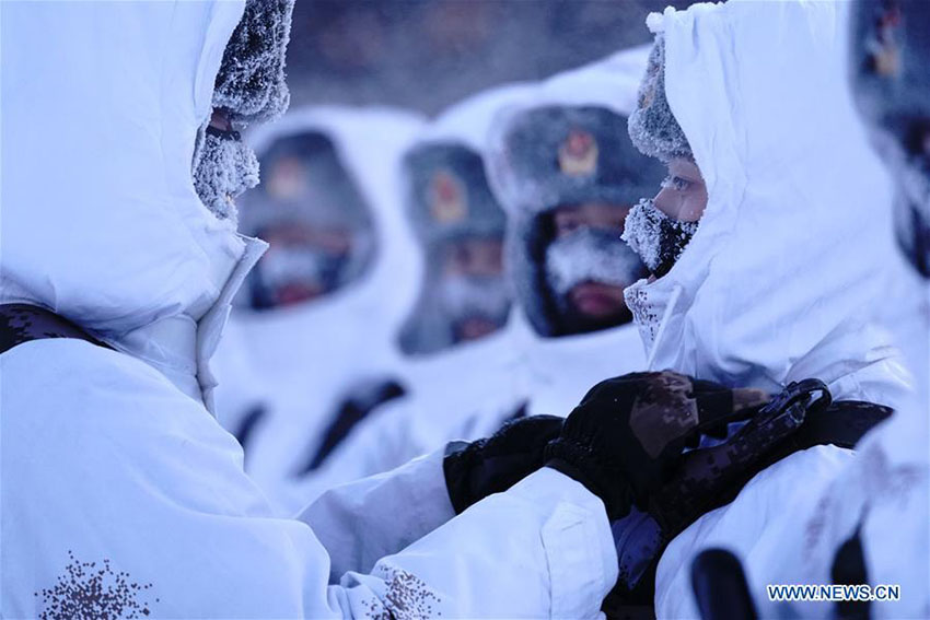 Soldados patrulham fronteira apesar do frio intenso