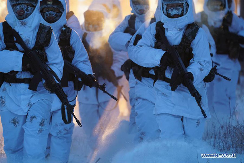 Soldados patrulham fronteira apesar do frio intenso