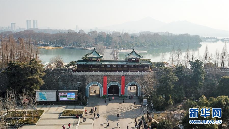 Portões da cidade de Nanjing decorados para receber o Festival da Primavera