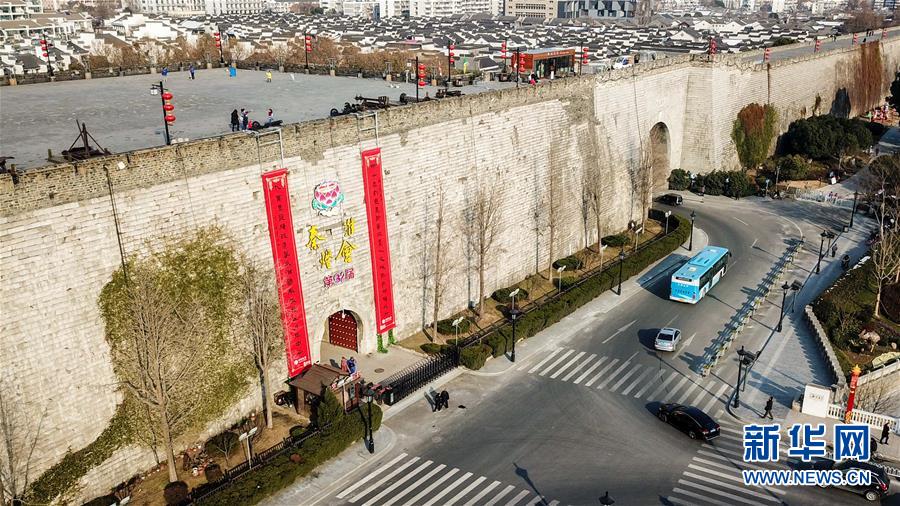 Portões da cidade de Nanjing decorados para receber o Festival da Primavera