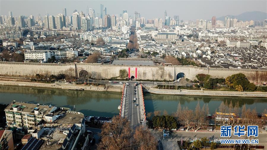Portões da cidade de Nanjing decorados para receber o Festival da Primavera