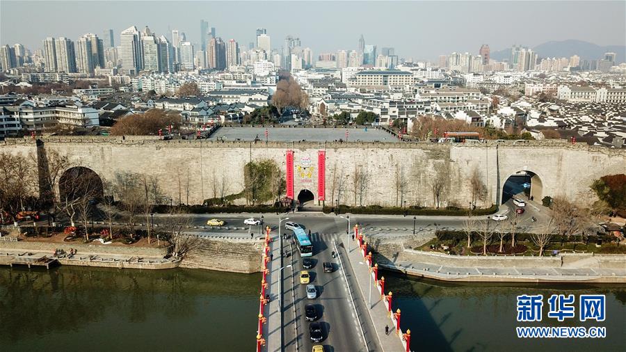 Portões da cidade de Nanjing decorados para receber o Festival da Primavera