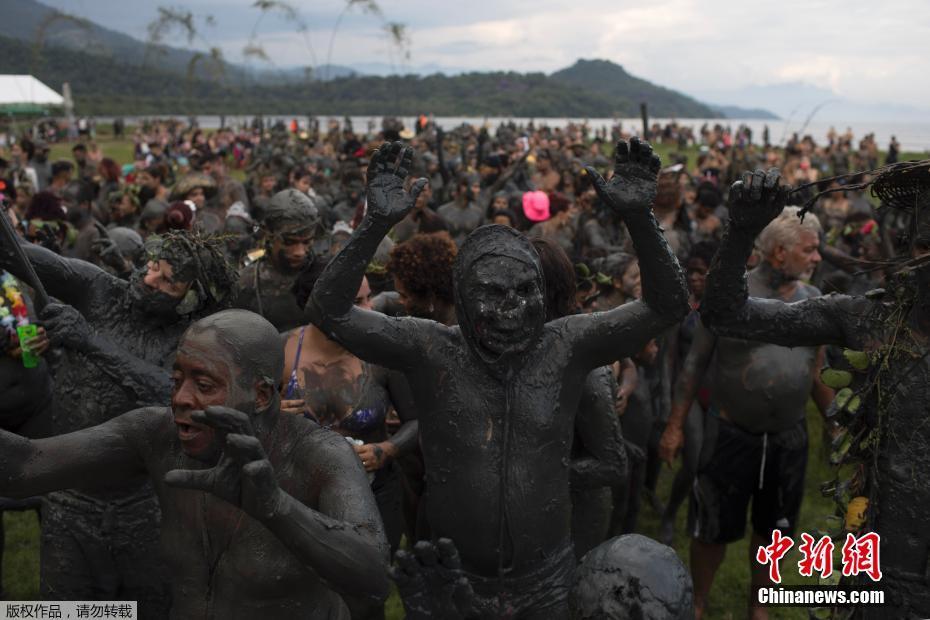 Brasileiros participam do Carnaval de Lama de Paraty