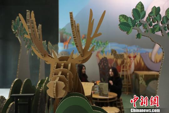 Café com decorações de papelão inaugurado em Nanjing