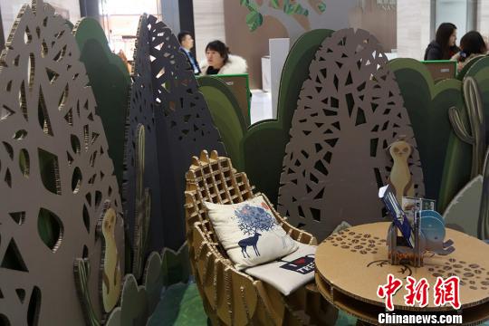 Café com decorações de papelão inaugurado em Nanjing