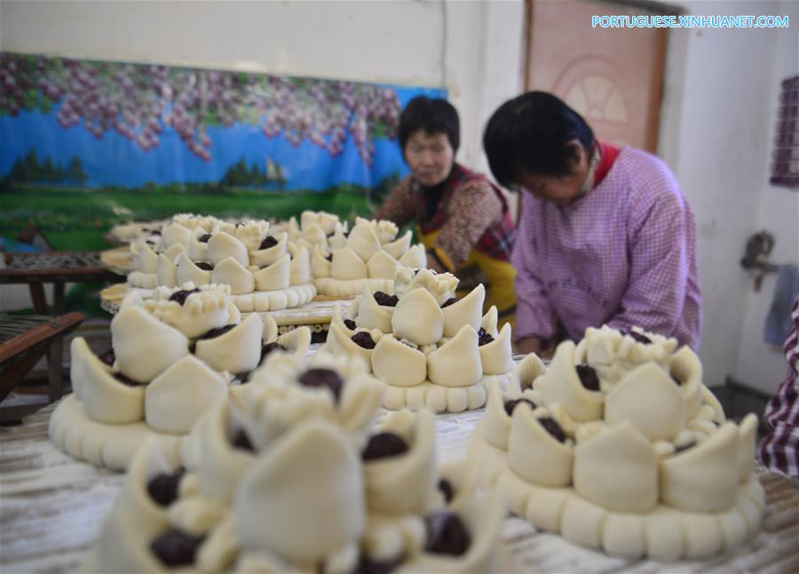 Chineses preparam pães cozidos a vapor para celebrar Festival da Primavera