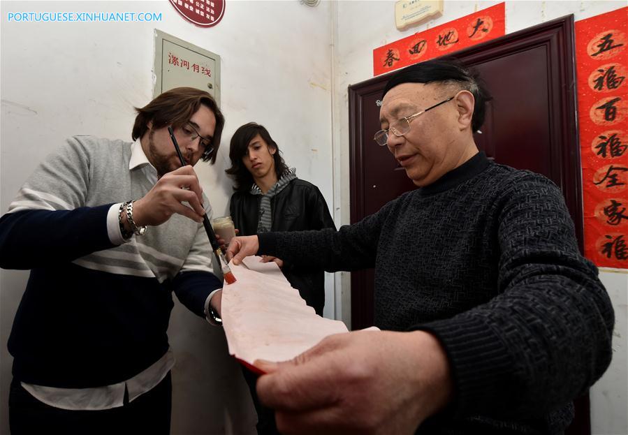 Estudantes estrangeiros vivenciam cultura popular chinesa durante Festival da Primavera em Henan