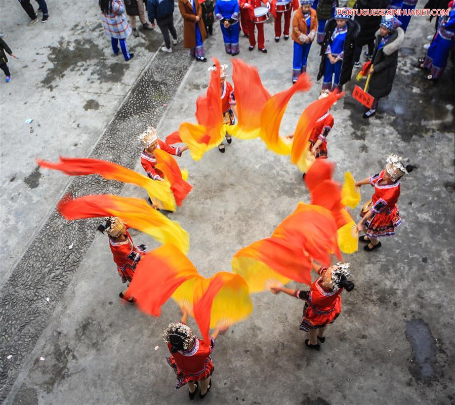 Pessoas dançam em celebração ao Ano Novo Lunar chinês em Hunan