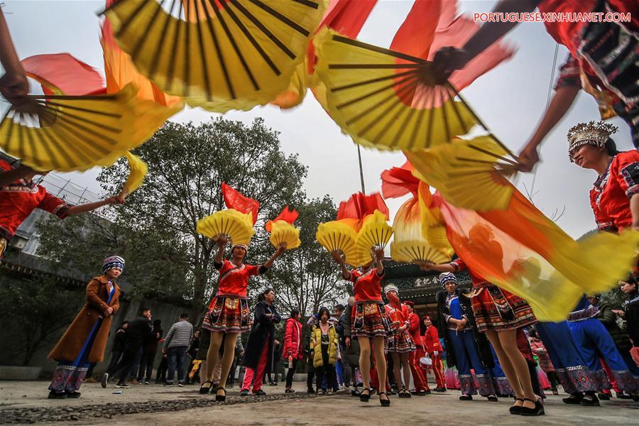 Pessoas dançam em celebração ao Ano Novo Lunar chinês em Hunan