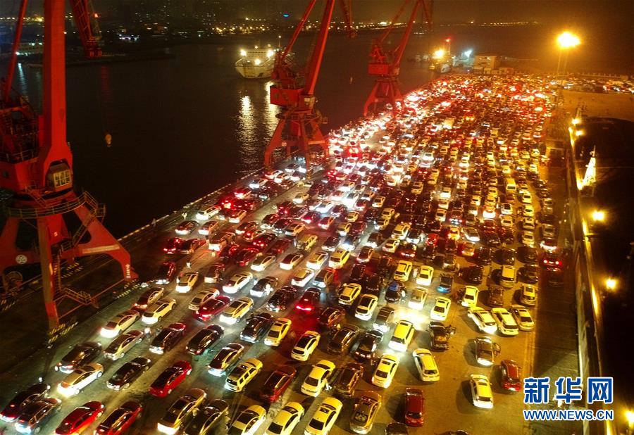 Estreito de Qiongzhou fechado devido a condições meteorológicas adversas leva ao engarrafamento de milhares de carros